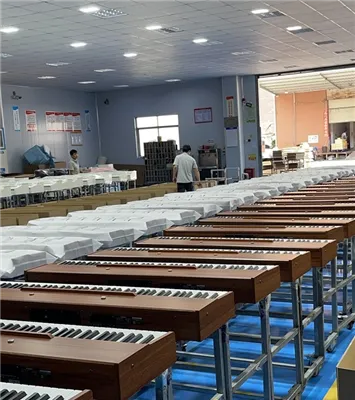 דוד מנגן בפסנתר חשמלי בזמן מכירת ירקות.